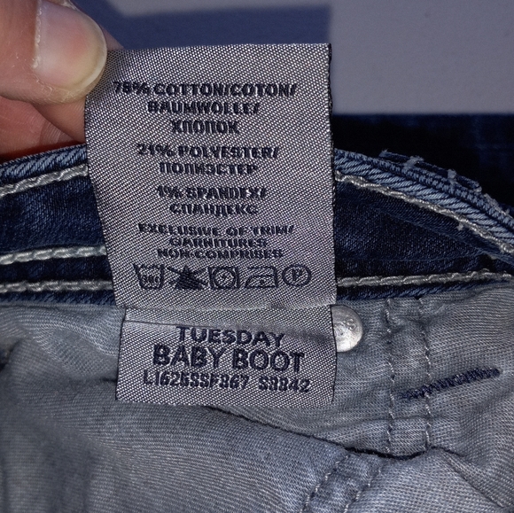 Silver Jeans. "Tuesday Baby Boot" Size 29/33. - Picture 6 of 8
